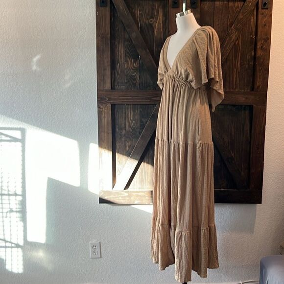 V-Neck  Tiered Silhouette with Flutter Sleeves Maxi Dress - Picture 7 of 16